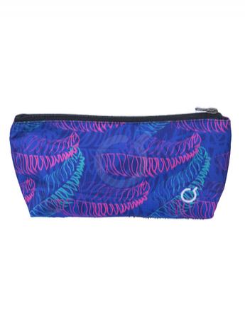 <p>Cartuchera grande.&nbsp; 18.5 cm ancho x 9.5 cm ancho x 6 cm fuelle.</p>
