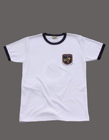 <p>Camiseta cuello redondo. Blanco. Cuello y pu&ntilde;o&nbsp;azul marino. Sello.&nbsp;</p>

<p>&nbsp;</p>
