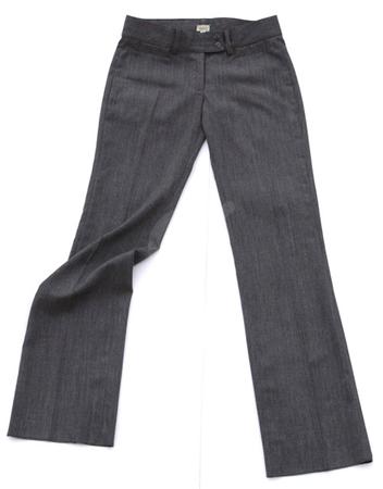 <p>Pantalón gabardina. Gris. Corte femenino. No viene hecho bastas.</p>
