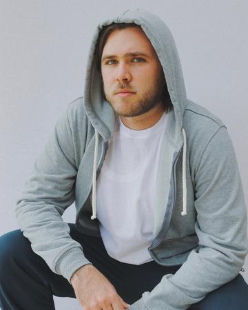 <p>Buzo con capucha y cordon.&nbsp; Bolsillos canguro.&nbsp; Fleece perchado.</p>

<p>&nbsp;</p>
