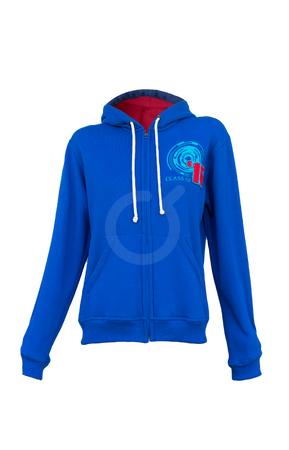 <p>Chompa fleece. &nbsp;Capucha forrada de tela wafle y cord&oacute;n redondo. &nbsp; Bolsillos canguro. &nbsp;Pu&ntilde;o y bajo de rib. &nbsp;Cierre premium oculto. &nbsp;Estampado de alto relieve. &nbsp; Apliques. &nbsp;Nombre bordado.</p>
