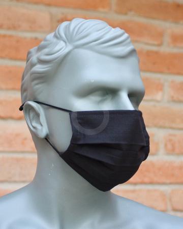 <p>Tela: Antifluido.&nbsp; Composici&oacute;n: Algod&oacute;n 35%, Poli&eacute;ster 65%.&nbsp; Peso: 123 a 136 gr/m2 cada capa.&nbsp; Dos capas: 246 a 272 gr/m2.&nbsp; Descripci&oacute;n:&nbsp; Mascarilla en tela antifluido doble capa para protecci&oacute;n de nariz y boca.&nbsp; 3 pliegues a los costados.&nbsp; El&aacute;stico a cada lado para sujetar atr&aacute;s de las orejas.&nbsp; Lavadas:&nbsp; 50.</p>

<p>Mascarillas blancas:&nbsp; el&aacute;stico normal</p>

<p>Mascarillas negras y azules:&nbsp; el&aacute;stico negro quir&uacute;rgico</p>

<p>Tallas:&nbsp; Grande (adultos) y Peque&ntilde;a&nbsp;(ni&ntilde;os, solo en blanco)&nbsp;</p>
