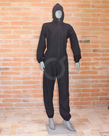 <p>Tela: Antifluido.&nbsp; Composici&oacute;n: Algod&oacute;n 35%, Poli&eacute;ster 65%.&nbsp; Peso: 123 a 136 gr/m2. Descripci&oacute;n: Traje de protecci&oacute;n manga larga y capucha en tela antifluido.&nbsp; El&aacute;stico en capucha, pu&ntilde;os y bastas.&nbsp; Cierre.&nbsp; Corte SLIM.&nbsp; Bolsillo en pecho + 2 bolsillos laterales.&nbsp; El&aacute;stico en espalda.&nbsp; Lavadas: 50.</p>

<p>Tallas: &nbsp;S (para personas altura 1.45 a 1.65 cm) o L (para personas altura 1.65 a 1.85)</p>

<p>Producto bajo pedido, m&iacute;nimo 24 unidades.&nbsp; Pedidos&nbsp;a ventas@ziro.com.ec</p>
